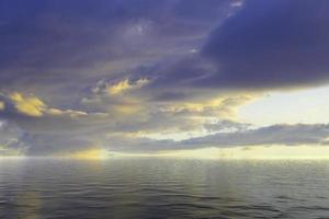havslandskap med vacker mulen himmel foto