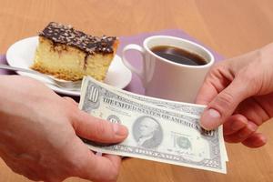 betala för ostkaka och kaffe i caféet, finans koncept foto