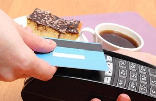 betala med kontaktlöst kreditkort i caféet, finans koncept