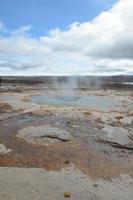 fantastiskt gejserlandskap med en naturskön utsikt på Island foto