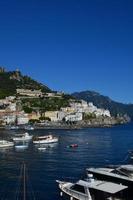 båtar förtöjda och förtöjda i amalfi hamn foto