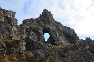 fantastiskt landskap med klippformationer på Island foto