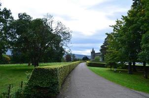 vacker uppfart som går till det stora skotska slottet foto