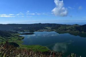 blå sjö i en caldeira på sao miguel foto