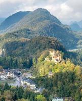 Hohenschwangau slott med sjön alpsee foto