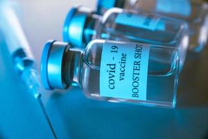 covid-19 boostervaccinflaskor. medicin och hälsovård koncept foto