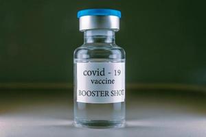 covid-19 boostervaccinflaska. medicin och hälsovård koncept foto