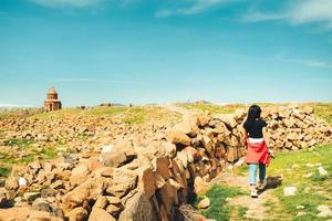 kvinna turist promenad runt ani arkeologiska plats i östra anatolien, kars regionen foto