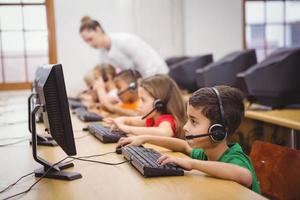 elever som använder datorer i klassrummet
