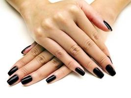 nagellack på kvinnliga händer