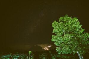 Vintergatan och blixthimlen på natten foto
