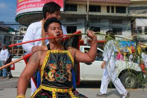 korat, thailand - 27 oktober oidentifierad anhängare av vegetarisk festival, person som bjuder in gudarnas andar att äga sina kroppar den 16 oktober 2015 i korat, thailand foto