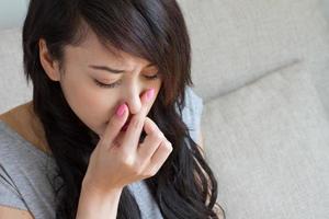 sjuk kvinna lider av influensa, förkylning, rinnande näsa, asiatisk kaukasisk foto