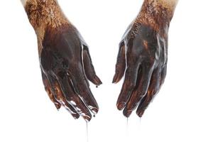 kaukasiska händer färgade med svart olja isolerad på vit bakgrund foto