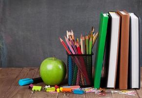 skol- och kontorsmaterial och äpple