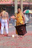 korat, thailand - 27 oktober oidentifierad anhängare av vegetarisk festival, person som bjuder in gudarnas andar att äga sina kroppar den 16 oktober 2015 i korat, thailand foto