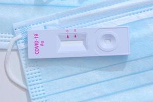 närbild av en coronavirussjukdom. sjukvårdssats för test av covid-19 snabb antigen, snabb upptäcktstestning, bekväm att testa hemma själv. foto