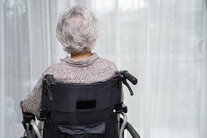 asiatisk senior eller äldre gammal dam kvinna patient sitter på rullstol på vårdavdelningen, hälsosamt starkt medicinskt koncept foto