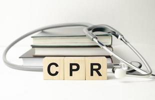 cpr - hjärt-lungräddning akronym på träkuber foto