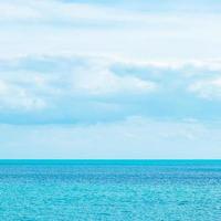 vackert hav och blå himmel bakgrund. avkopplande, sommar, resor, semester och semester koncept foto