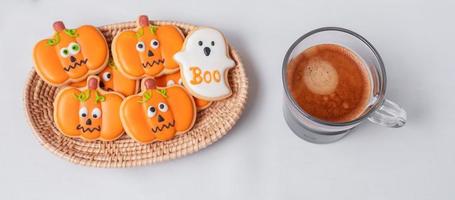 hett espressokaffe eller chokladkopp med roliga halloweenkakor. glad halloween dag, trick eller hot, hej oktober, höst höst, traditionell, fest och semester koncept foto