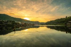 vacker sjöutsikt i morgonsoluppgången, ban rak thai by, landmärke och populär för turistattraktioner, mae hong son provinsen, thailand. resekoncept foto