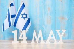 trätext av 14 maj med israeliska flaggor. Israels självständighetsdag och glada festkoncept foto