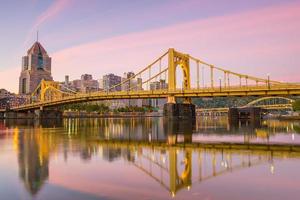 panorama över centrala Pittsburgh i skymningen foto