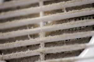 smutsig luftventilationsgrill av hvac med igensatt filter. foto