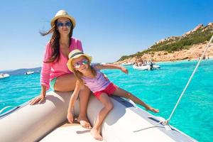 ung mamma med bedårande dotter njuter av semester på båt