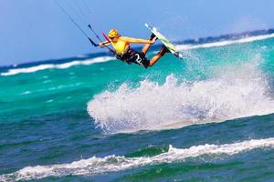 hoppande kitesurfer på havet bakgrund extrem sport kitesurfing