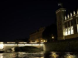 paris i Frankrike på natten foto