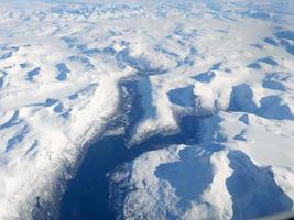 Flygfoto över naturen vit snö täckte Norges land på vintern, snölandskap tapeter foto