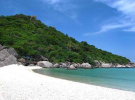 vit sandstrand, smaragdklart Andamanhav och klarblå himmel foto