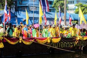 samutsakorn, thailand - juli stor båt och människor i paradljus till templet vid katumban i samutsakorn, thailand den 16 juli 2019 foto