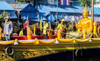samutsakorn, thailand - juliparadljus och buddhastaty går till templet vid katumban i samutsakorn, thailand den 16 juli 2019.jpg foto