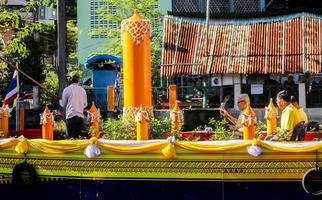 samutsakorn, thailand - juliparadljus till tempel vid katumban i samutsakorn, thailand den 16 juli 2019 foto