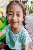 närbild porträtt av glada leende barn flicka foto