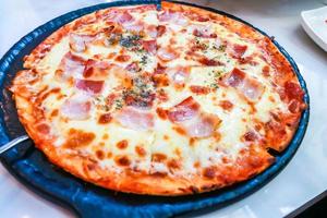 närbild hemmagjord pizza med mozzarellaost och bacon foto