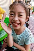 närbild porträtt av glada leende barn flicka foto