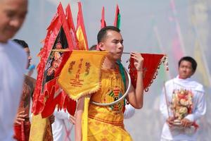 korat, thailand - 27 oktober oidentifierad anhängare av vegetarisk festival, person som bjuder in gudarnas andar att äga sina kroppar den 16 oktober 2015 i korat, thailand foto