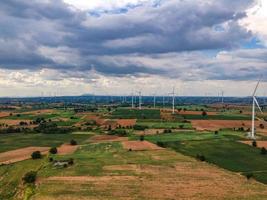 panoramautsikt över vindkraftspark eller vindpark, på ängsfältet är en av de renaste, förnybara elektriska energikällorna. med höga vindkraftverk för elproduktion. grön energi koncept. foto