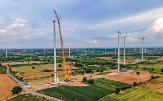 panoramautsikt över vindkraftspark eller vindpark, på ängsfältet är en av de renaste, förnybara elektriska energikällorna. med höga vindkraftverk för elproduktion. grön energi koncept. foto