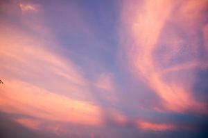 vacker molnhimmelbakgrund i skymningsfärg foto
