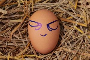 känsla av färska ägg på ett sugrör. foto