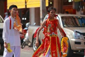 korat, thailand - 27 oktober oidentifierad anhängare av vegetarisk festival, person som bjuder in gudarnas andar att äga sina kroppar den 16 oktober 2015 i korat, thailand foto