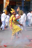 korat, thailand - 27 oktober oidentifierad anhängare av vegetarisk festival, person som bjuder in gudarnas andar att äga sina kroppar den 16 oktober 2015 i korat, thailand foto