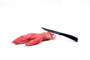 en blodig hand gör en knytnäve med blod som droppar ner isolerade på vitt. foto