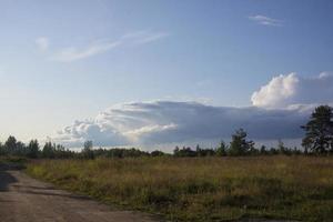 landskap med majestätisk vacker dramatisk före-hotande himmel. molnig himmel foto