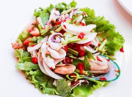 närbild thailändsk kryddig och syrlig skaldjurssallad foto